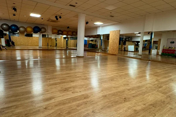 Sala de actividades dirigidas y entrenamiento funcional en Entrena-T Roquetas de Mar