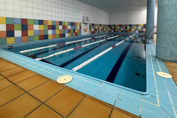 Natación al estilo libre en piscina